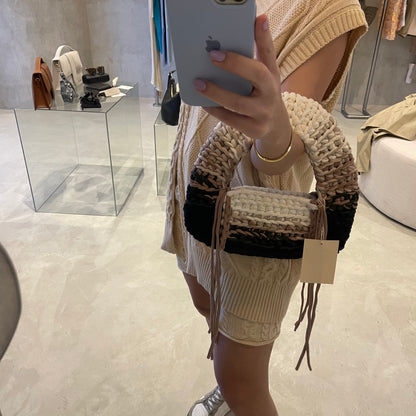 The shoulder bag in golden vanilla